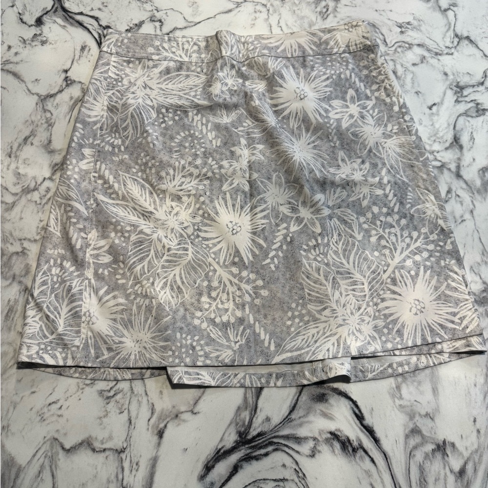 Elegant Floral Mini Skirt in Gray and White